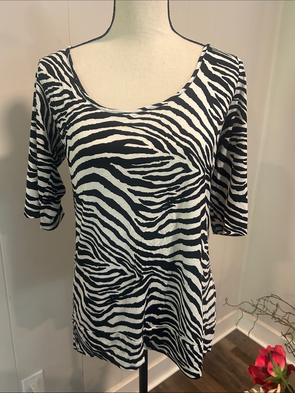 Express Zebra-Print Scoop Neck Tee - Black & White